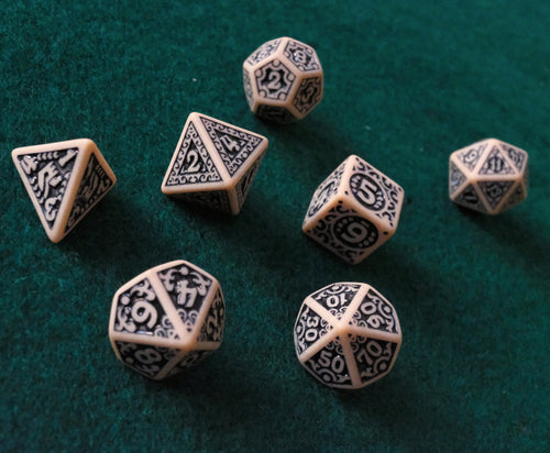 Set de dados RPG Clásico Hueso y Negro con grabado (7 unid.)