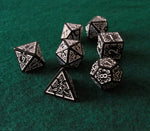 Set de dados RPG Clásico Blanco y negro con grabado (7 unid.)
