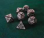 Set de dados RPG Clásico Blanco y negro con grabado (7 unid.)