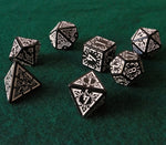 Set de dados RPG Clásico Blanco y negro con grabado (7 unid.)