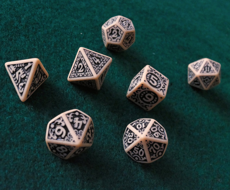 Set de dados RPG Clásico Hueso y Negro con grabado (7 unid.)
