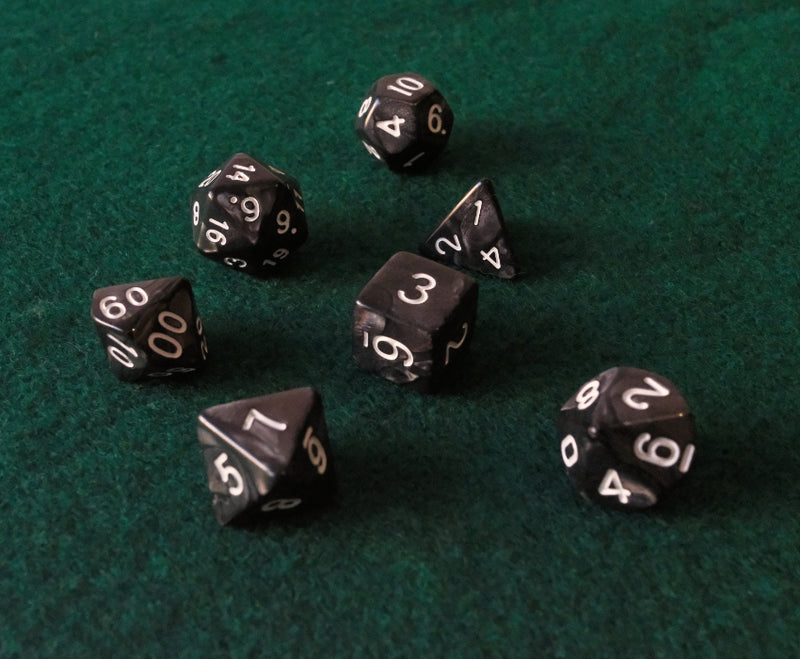 Set de dados RPG Clásico Negros (7 unid.)
