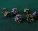 Set de dados RPG Clásico Violeta y Verde Fosforito con grabado(7 unid.)