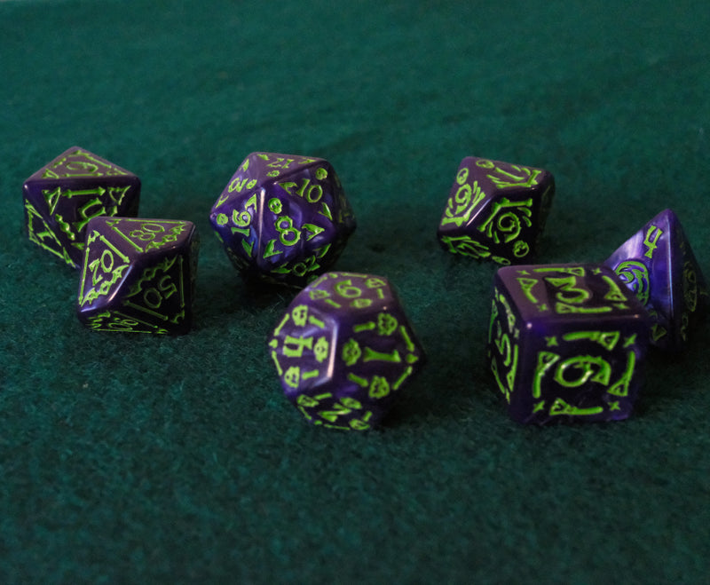 Set de dados RPG Clásico Violeta y Verde Fosforito con grabado(7 unid.)