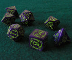 Set de dados RPG Clásico Violeta y Verde Fosforito con grabado(7 unid.)